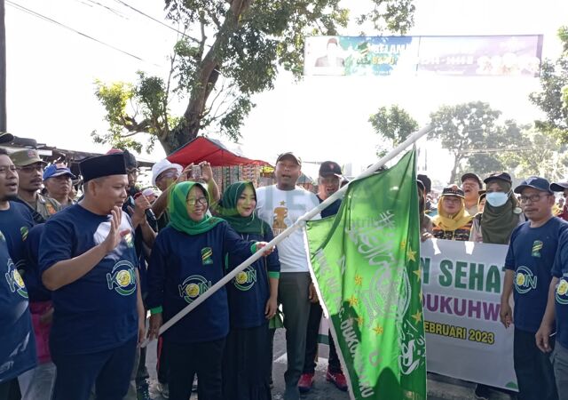 Bupati Tegal Hj Umi Azizah Melepas bendera start Jalan Sehat Satu Abad NU