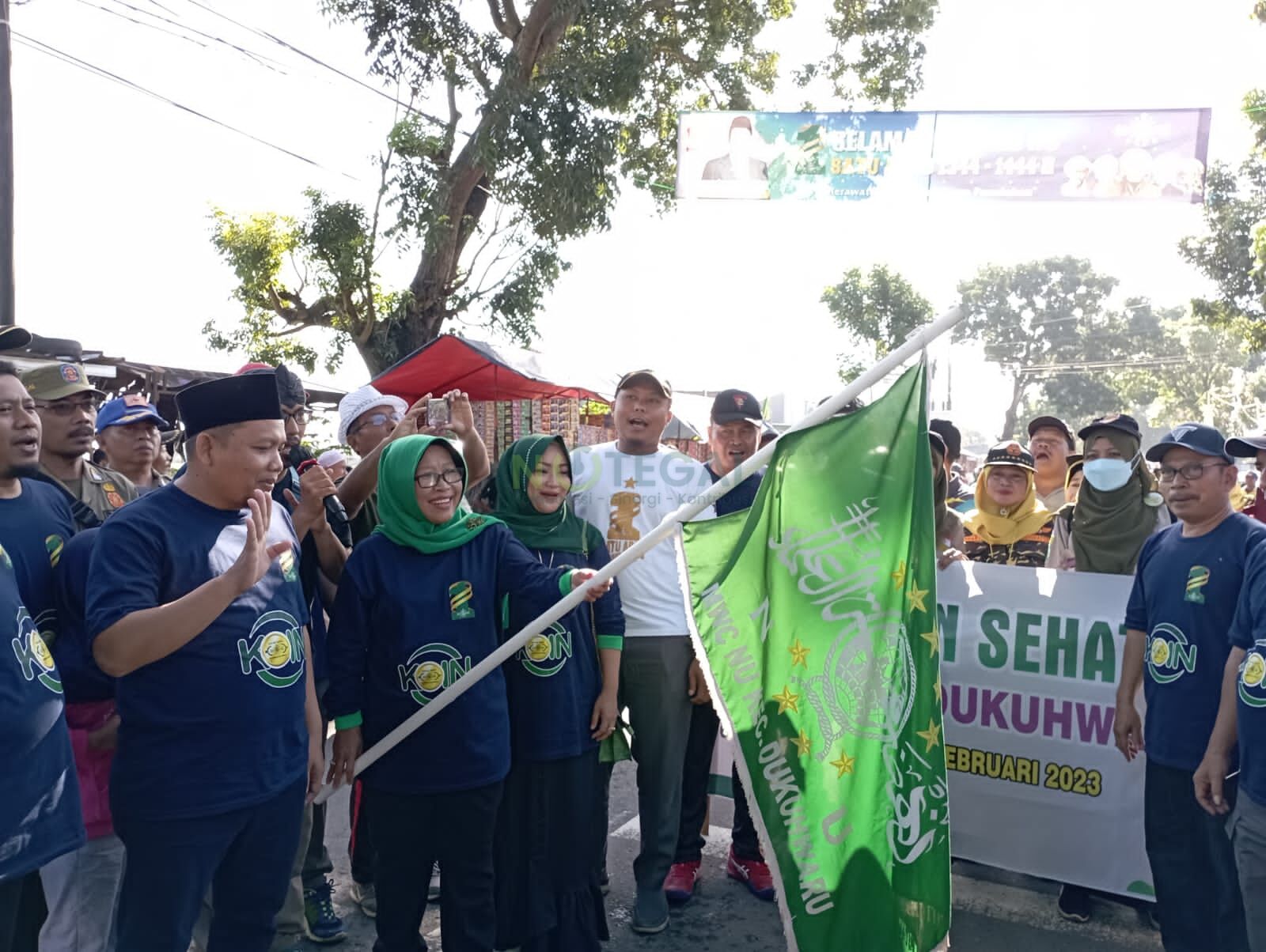 Bupati Tegal Hj Umi Azizah Melepas bendera start Jalan Sehat Satu Abad NU